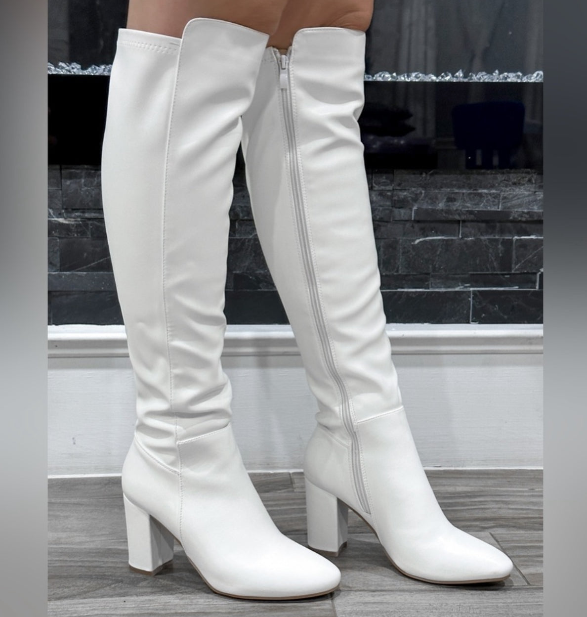 BOTAS BLANCAS CON TACÓN